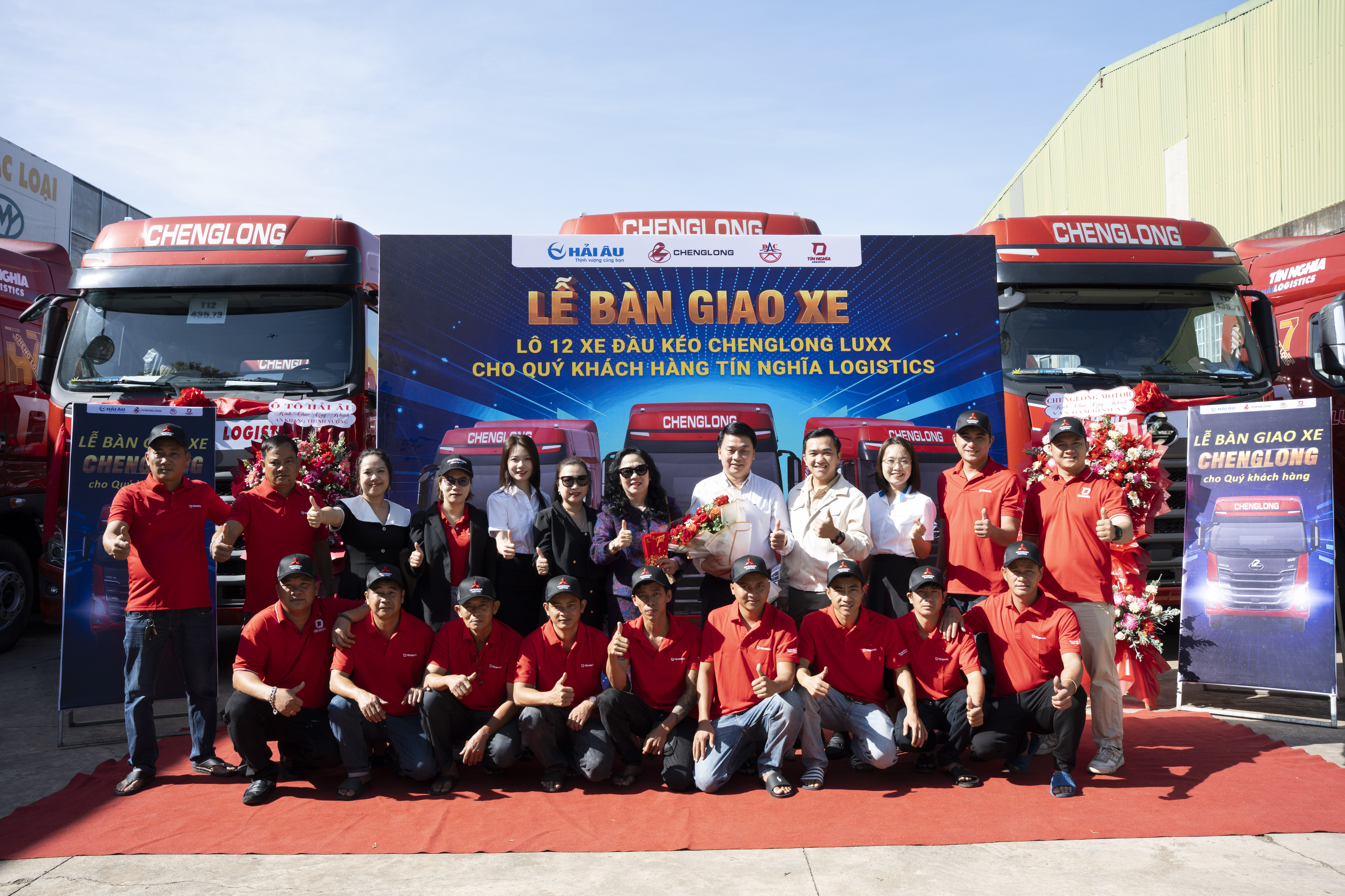 LỄ BÀN GIAO 12 XE ĐẦU KÉO LUXX 445HP CHO CÔNG TY TÍN NGHĨA – HÀNH TRÌNH HỢP TÁC VỮNG BỀN